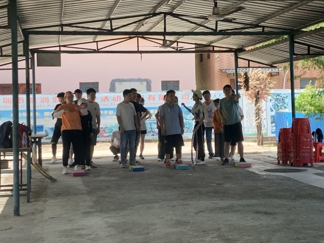 優(yōu)卡特員工玩摸石頭過(guò)河游戲