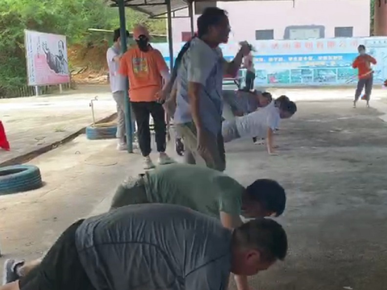 優(yōu)卡特員工玩呼啦圈游戲懲罰