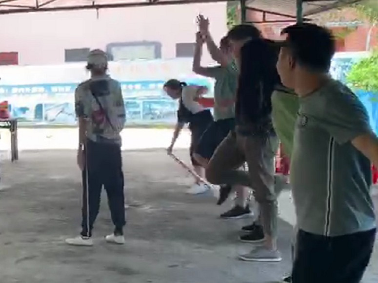 優(yōu)卡特員工玩呼啦圈游戲獲勝