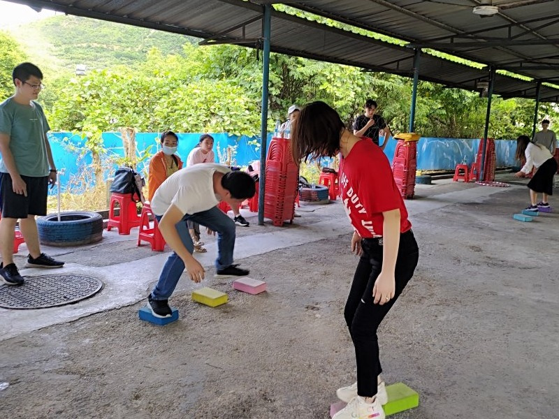 優(yōu)卡特員工玩摸石頭過(guò)河游戲