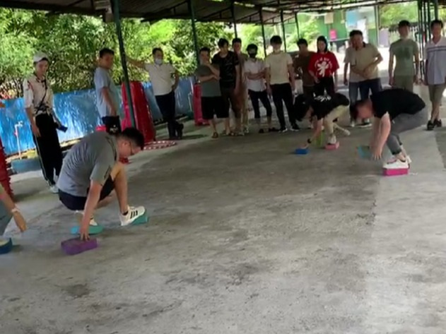 優(yōu)卡特員工玩摸石頭過(guò)河游戲