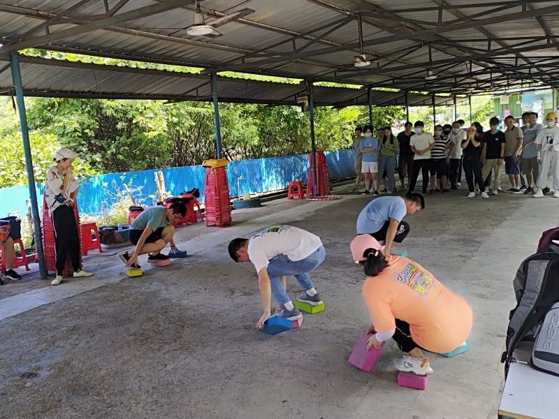 優(yōu)卡特員工玩摸石頭過(guò)河游戲